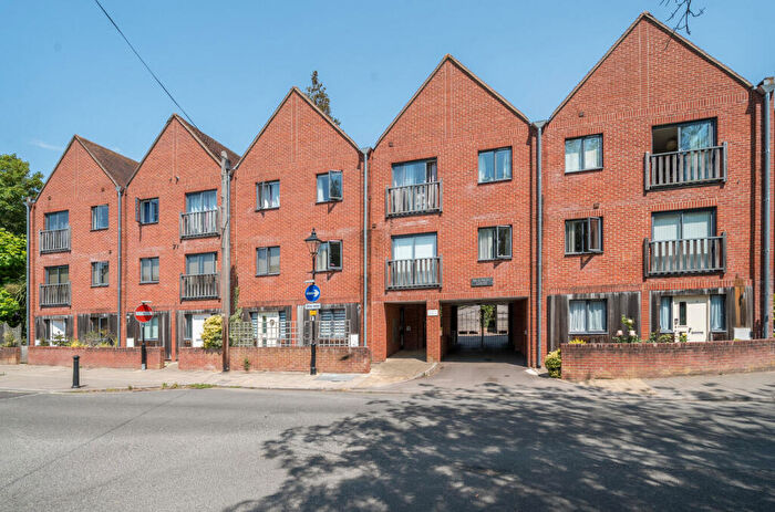 3 Bedroom Flat For Sale In Vicarage Hill, Alton, Hampshire, GU34