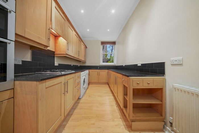 3 Bedroom Flat To Rent In Sylvan Road, London SE19
