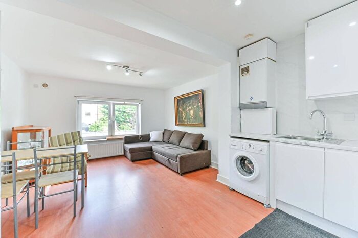 2 Bedroom Flat To Rent In Temple Road, South Croydon, Croydon, CR0