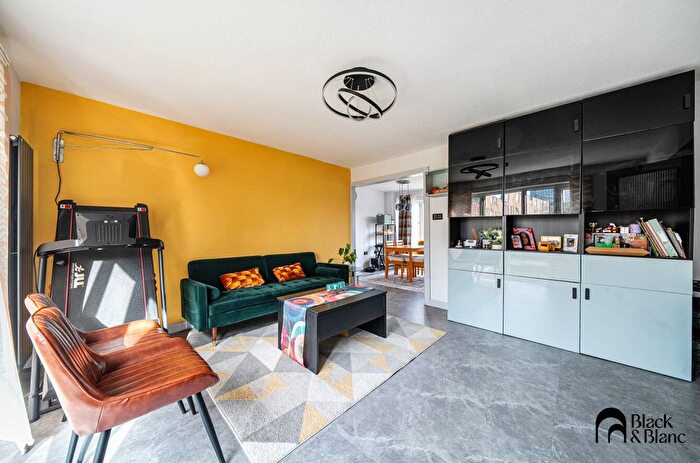 2 Bedroom Maisonette For Sale In Turnpike Link, Croydon, CR0