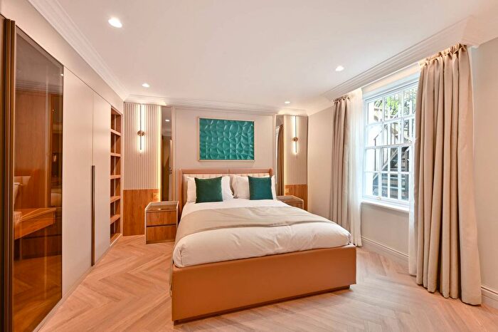 2 Bedroom Flat To Rent In Royal Crescent, Holland Park, London, W11