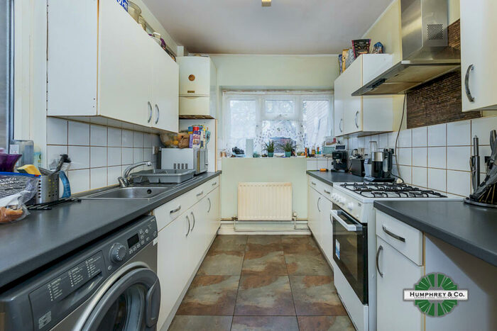 3 Bedroom Maisonette To Rent In Vicarage Road, IG8
