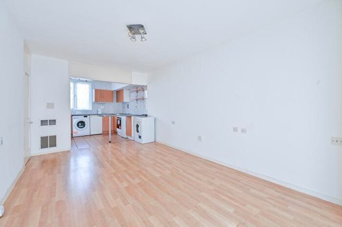 1 Bedroom Flat For Sale In Harfield Gardens, Grove Lane, London, SE5