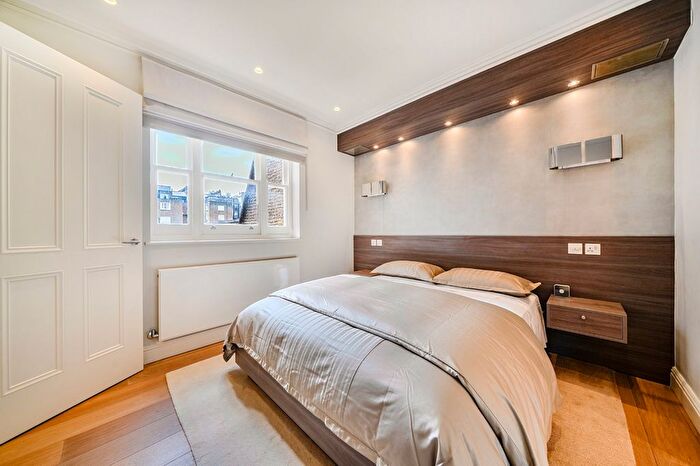 2 Bedroom Flat For Sale In Queen's Gate, South Kensington, SW7 - Photo 3