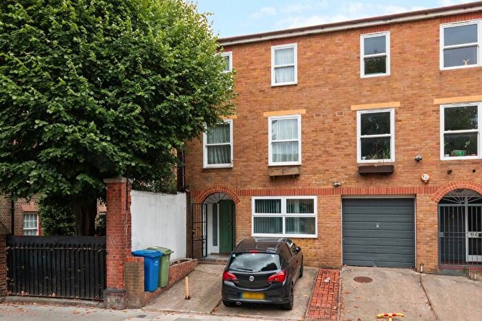 4 Bedroom Semi-Detached House For Sale In Warner Road, London, SE5