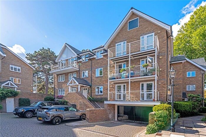 2 Bedroom Flat For Sale In Thames Close, Hampton, TW12
