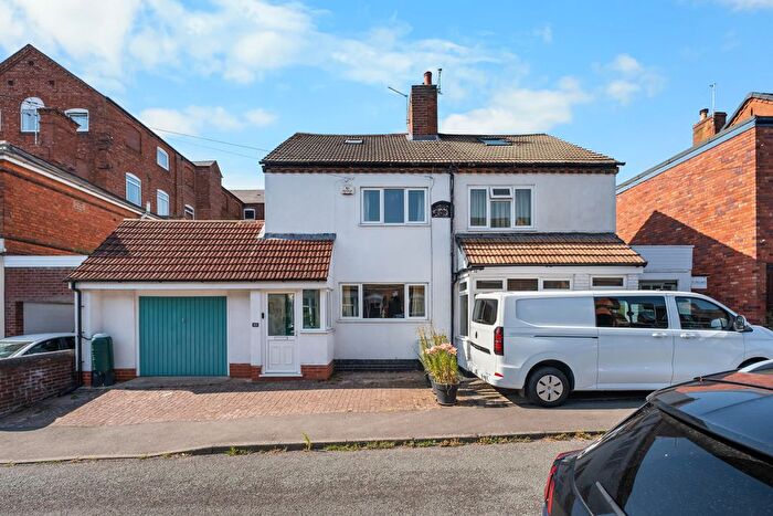 3 Bedroom Semi-Detached House For Sale In Middlefield Road, Bromsgrove, B60