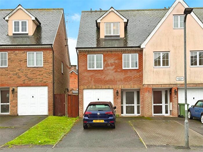 3 Bedroom End Of Terrace House For Sale In Cambridge Road, Crowthorne, Berkshire, RG45