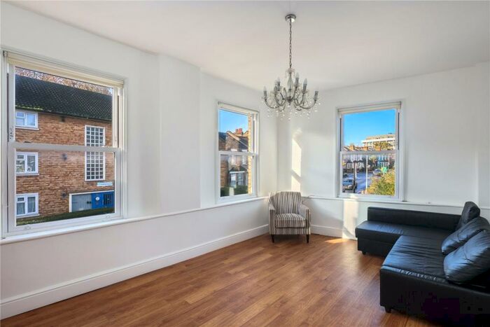 3 Bedroom Flat To Rent In Kenworthy Road, Hackney, London, E9