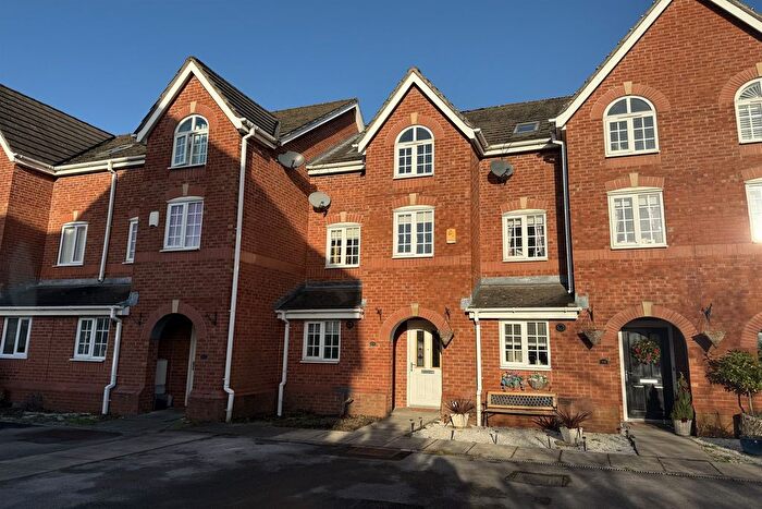 3 Bedroom Town House To Rent In Farrier Close, Sale, M33
