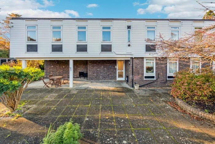 1 Bedroom Flat To Rent In Larchmoor Park, Gerrards Cross Road, Stoke Poges, SL2