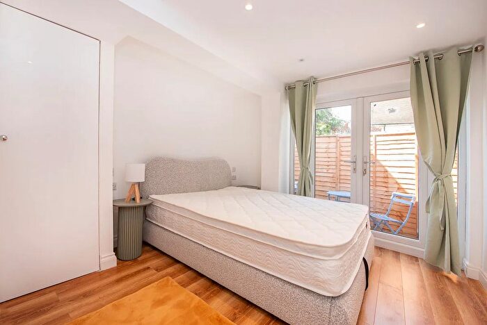 1 Bedroom Flat To Rent In Park Road, Kingston Upon Thames, KT2