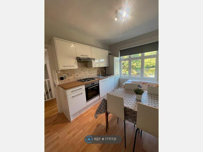 3 Bedroom Maisonette To Rent In Barriedale, London, SE14