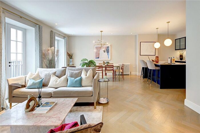 3 Bedroom Flat To Rent In Southampton Street, London, WC2E