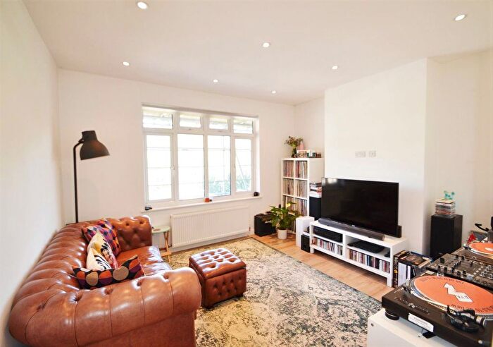 2 Bedroom Flat To Rent In Risborough Close, Muswell Hill, London, N10