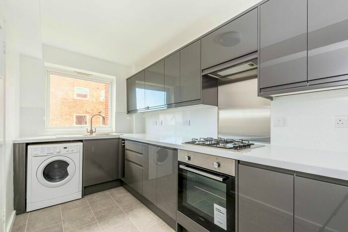 2 Bedroom Flat To Rent In Henfield Road, Merton Park, London, SW19