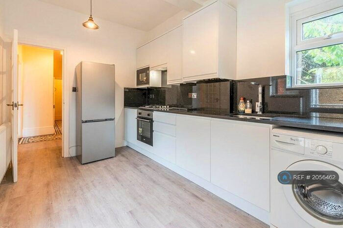 2 Bedroom Flat To Rent In The Crest, London, N13