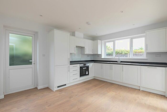 5 Bedroom Detached House To Rent In Otter Close, Ottershaw, Chertsey, KT16