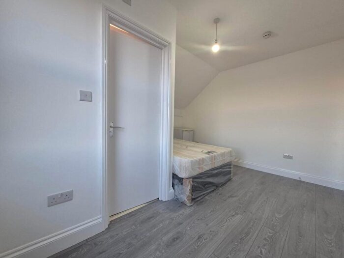 Studio To Rent In Myddleton Road, N22