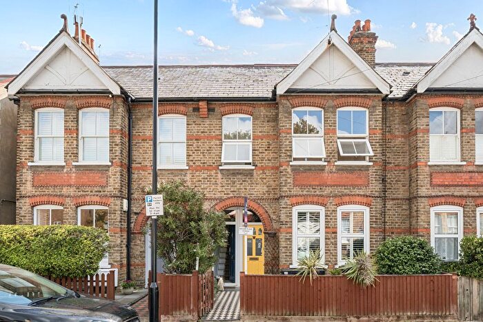 2 Bedroom Maisonette For Sale In Carlyle Road, Northfields, London, W5
