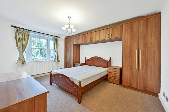 2 Bedroom Flat For Sale In Wimbledon Park Side, Southfields, London, SW19