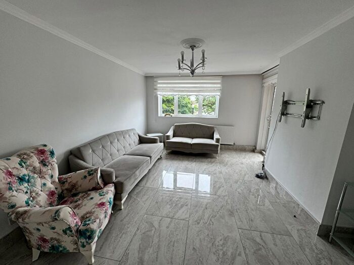 3 Bedroom Flat To Rent In Selby Road, Tottenham, N17