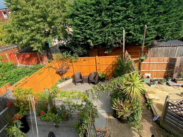 2 Bedroom Maisonette To Rent In Rothesay Avenue, London, SW20