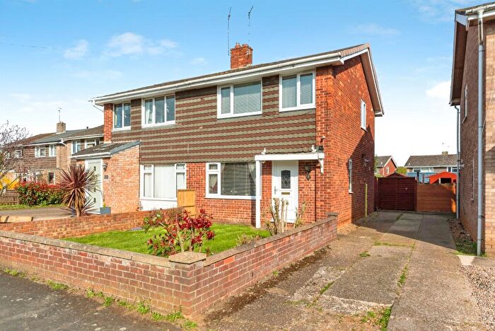 3 Bedroom Semi-Detached House For Sale In Hill View Close, Grantham, NG31