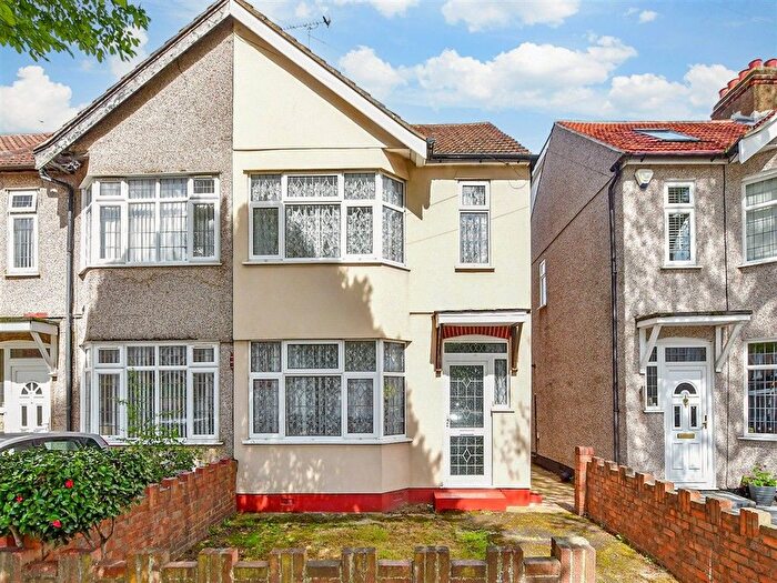 3 Bedroom End Terrace House For Sale In Upminster Road South, Rainham, Essex, RM13
