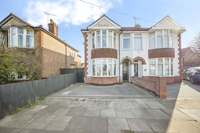 3 Bedroom Semi Detached House For Sale In Felixstowe Road, Ipswich, IP3