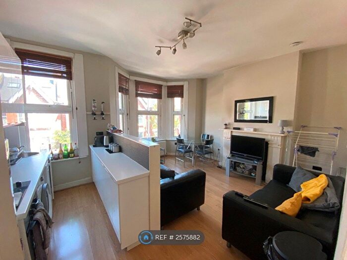 3 Bedroom Flat To Rent In Gaskarth Road, London, SW12