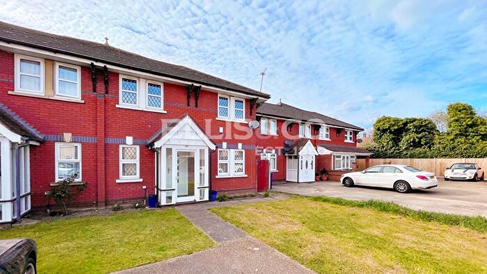 4 Bedroom Semi Detached House For Sale In Willowbrook Road, Southall, UB2