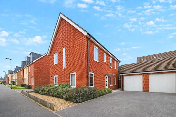 3 Bedroom Link Detached House To Rent In Jaguar Lane, Bracknell, Berkshire, RG12