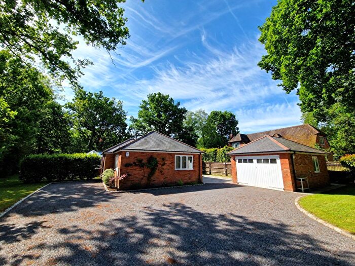 3 Bedroom Bungalow To Rent In School Road, Reading, RG10
