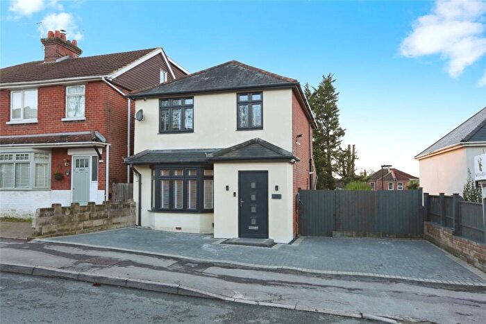 3 Bedroom Detached House For Sale In Hillside Avenue, Southampton, SO18