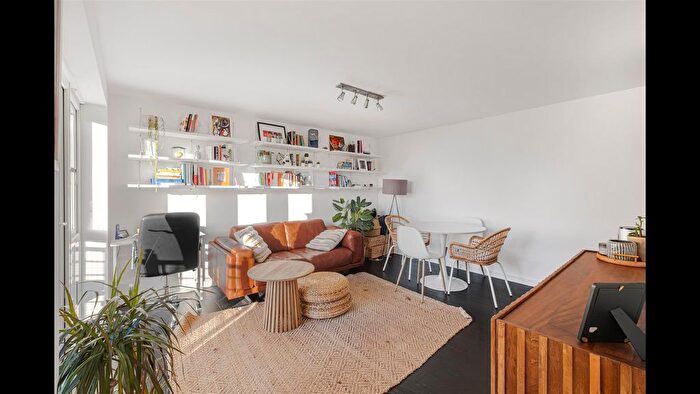 1 Bedroom Flat For Sale In St. Georges Way, Peckham, London, SE15