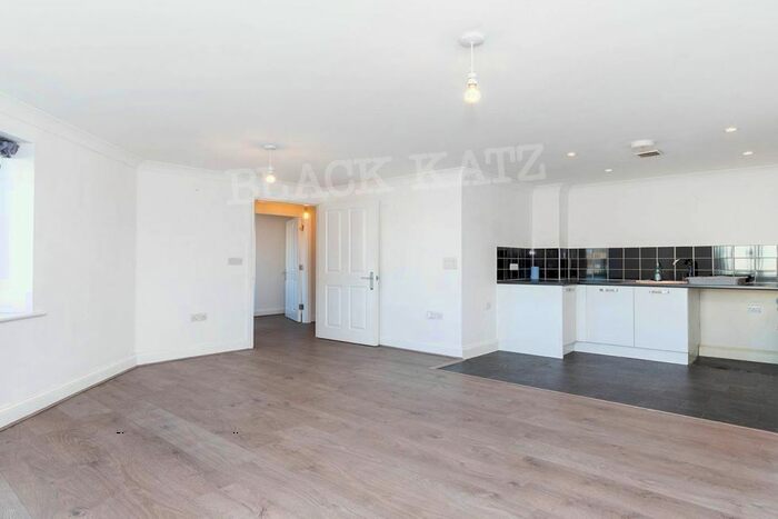 2 Bedroom Flat To Rent In Green Lanes, London, N13