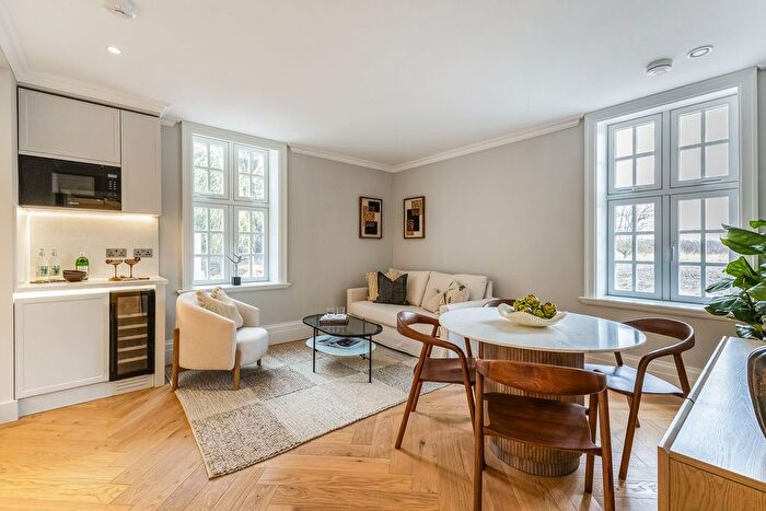 2 Bedroom Flat For Sale In Kings Meadow, Whyteleafe Hill, Whyteleafe, CR3