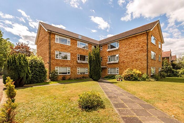 2 Bedroom Flat To Rent In Broad Lane, Hampton, TW12