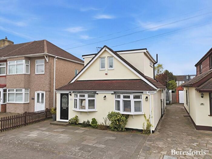 3 Bedroom Bungalow For Sale In Alexandra Road, Rainham, RM13