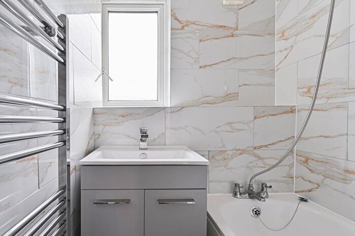 2 Bedroom Flat To Rent In Kings Avenue, Clapham Park, London, SW4