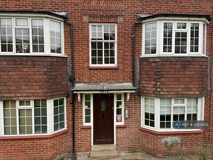 2 Bedroom Flat To Rent In Crescent View, Loughton, IG10