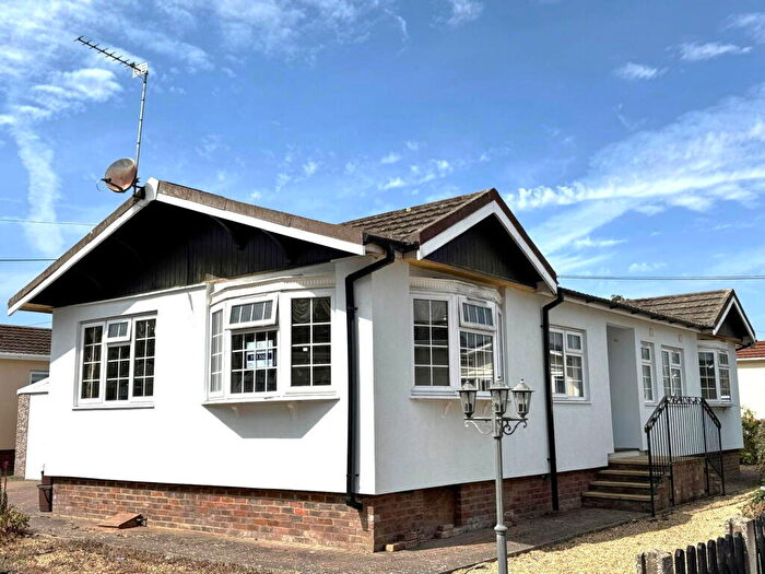 2 Bedroom Park Home For Sale In Woodside Park, Woodside, Luton, Bedfordshire, LU1