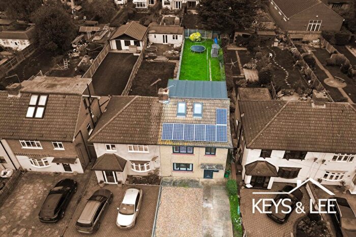 5 Bedroom Semi-Detached House For Sale In Dunster Close, Romford, RM5