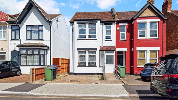 4 Bedroom Semi-Detached House To Rent In Wembley, HA0