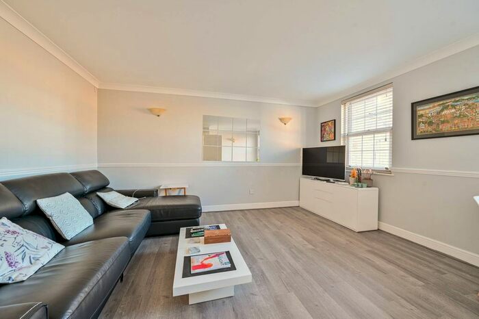 2 Bedroom Flat For Sale In Edward Square, Rotherhithe, London, SE16