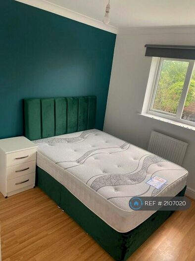 3 Bedroom Flat To Rent In Holbein House, Stanmore, HA7