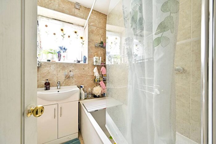 3 Bedroom Flat For Sale In Wandle Way, Earlsfield, London, SW18