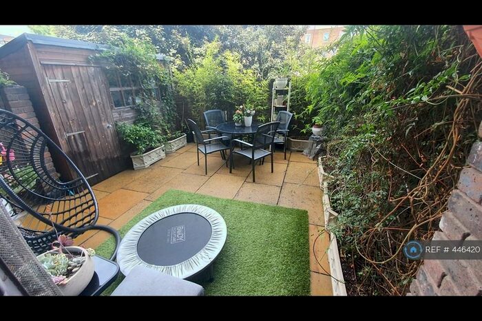 3 Bedroom Flat To Rent In Moorgreen House, London, EC1V