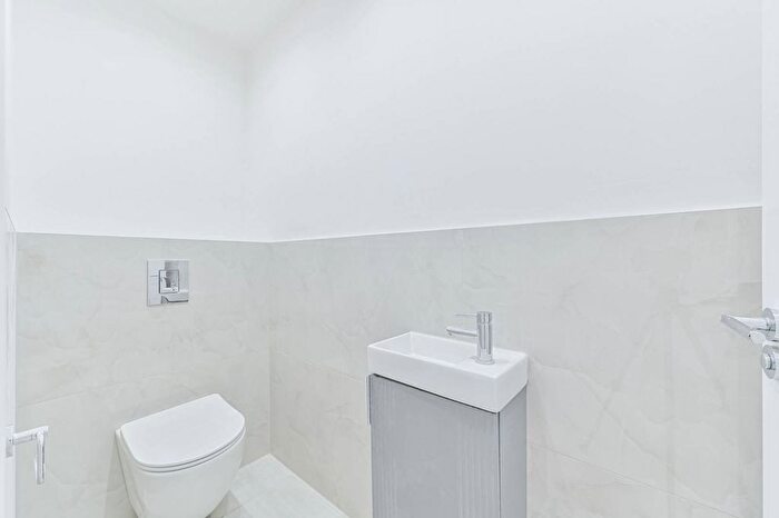 3 Bedroom Property For Sale In Kingswood Way, Sanderstead, South Croydon, CR2